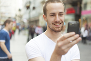 Étudiant utilisant Omnivox mobile