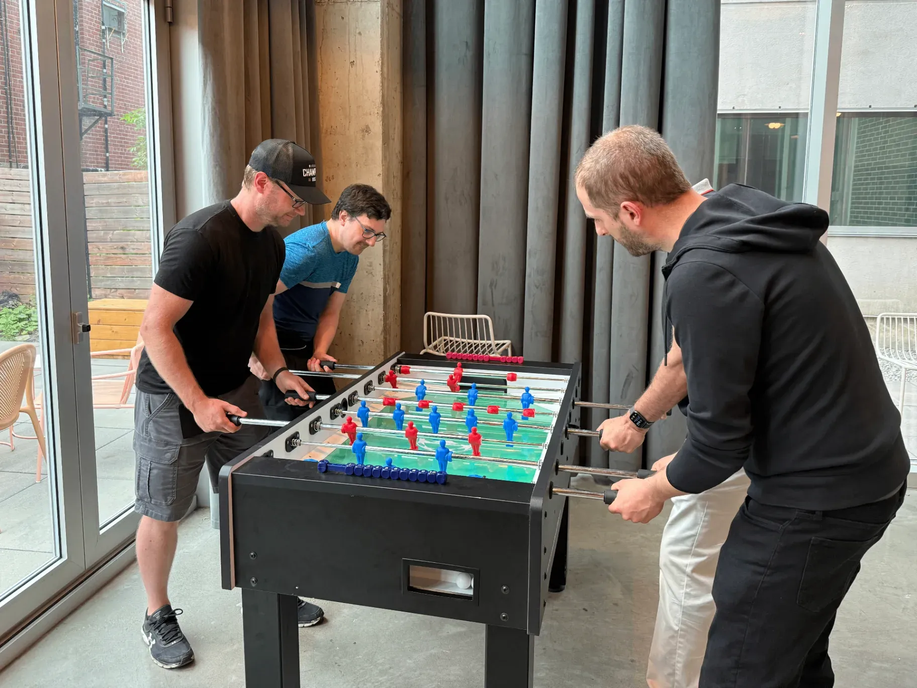 Partie de baby-foot entre collègues