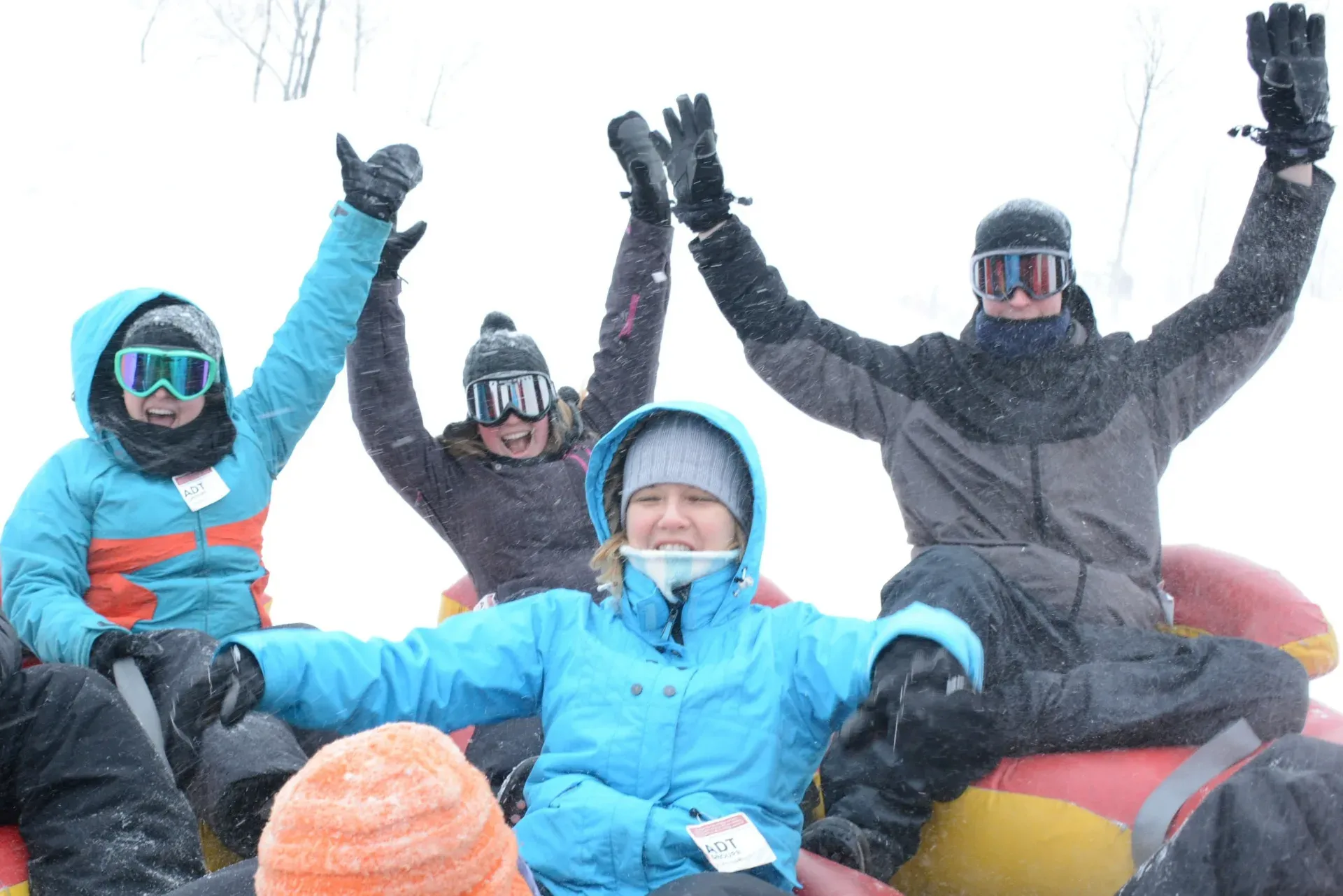 Journée de glissade sur tube en hiver