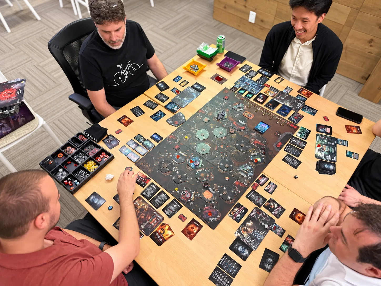 Soirée jeux de société entre collègues pour illustrer les rassemblements d'équipe