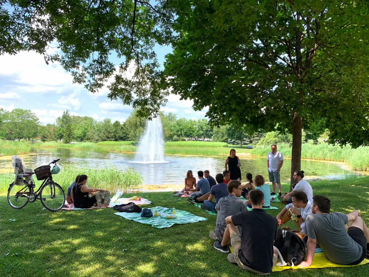 Vue aérienne d'un parc en bord de fleuve à Montréal