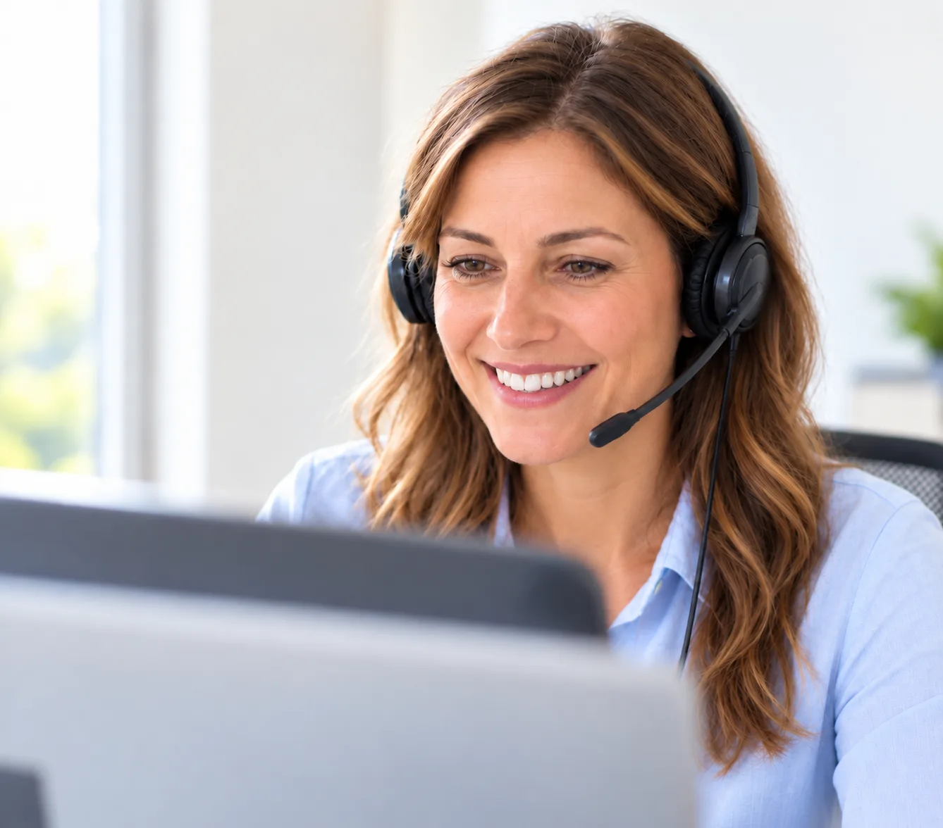 Conseillère souriante au soutien avec casque téléphonique, à l'écoute des clients